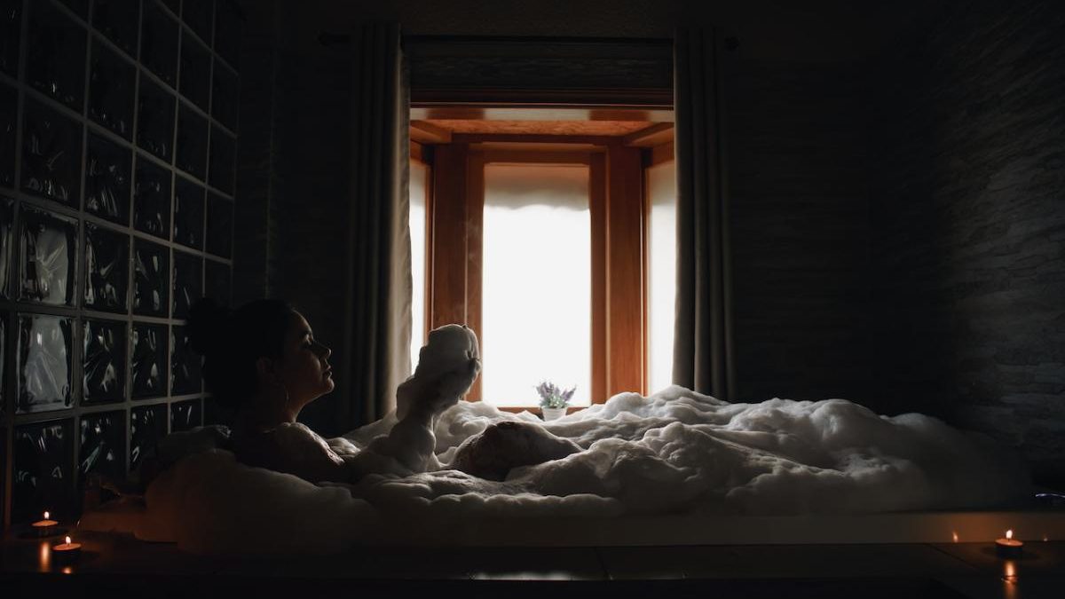wellhealthorganic.com:difference-between-steam-room-and-sauna-health-benefits-of-steam-room