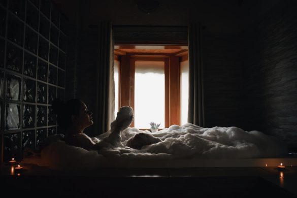wellhealthorganic.com:difference-between-steam-room-and-sauna-health-benefits-of-steam-room
